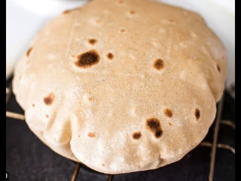 Maestría en la Preparación del Roti de Trigo en Recetas Indias